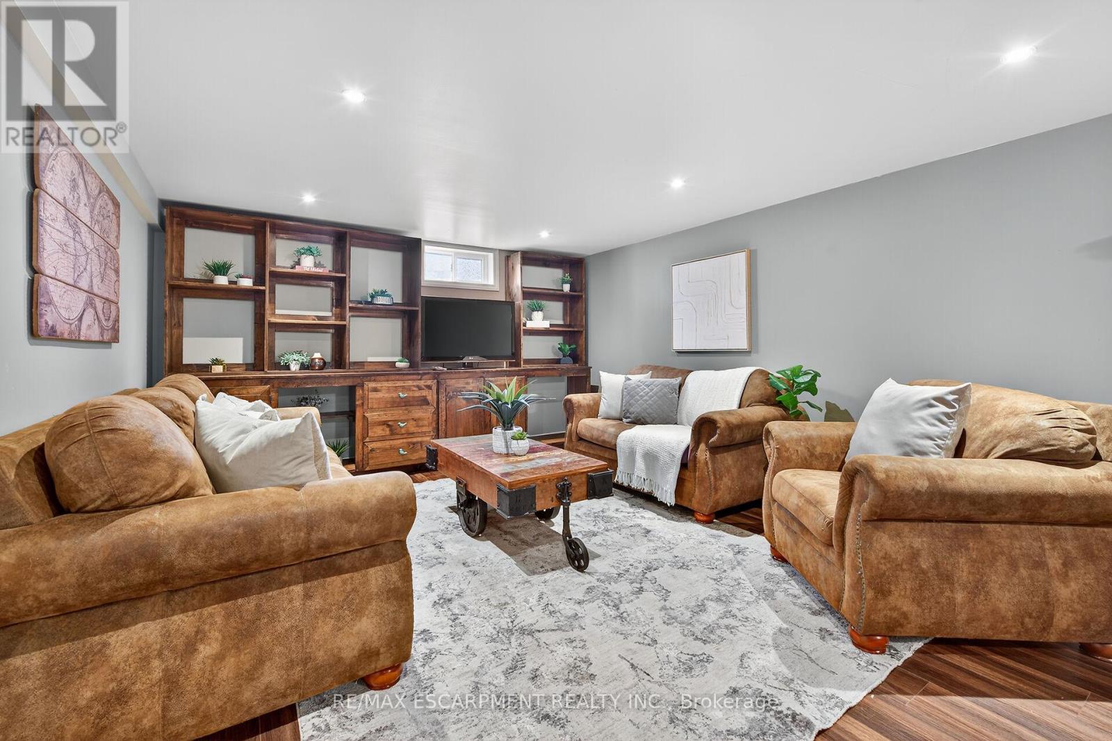 49 Erie Avenue N, Haldimand, ON - Indoor Photo Showing Living Room