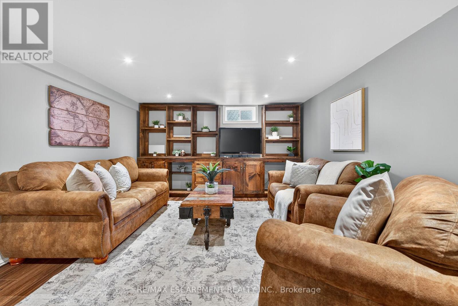 49 Erie Avenue N, Haldimand, ON - Indoor Photo Showing Living Room
