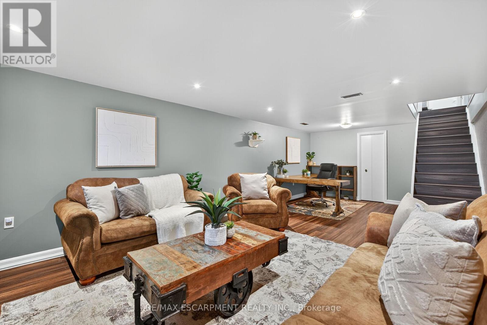 49 Erie Avenue N, Haldimand, ON - Indoor Photo Showing Living Room