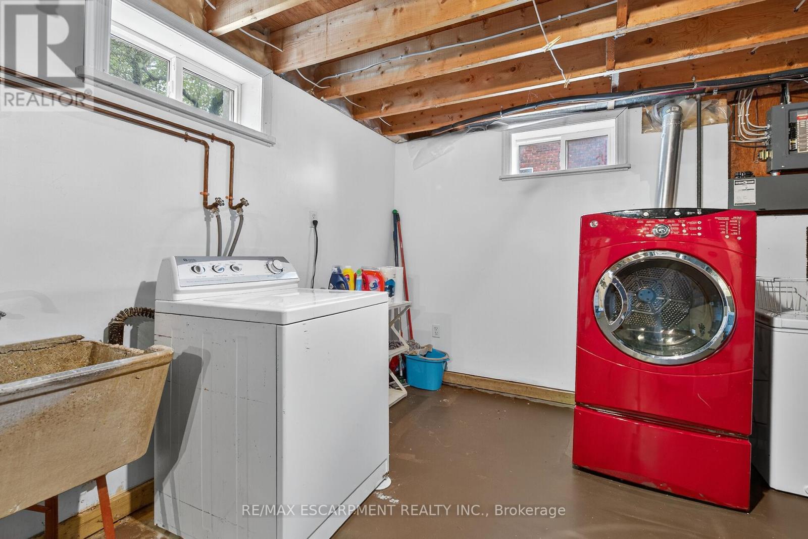 49 Erie Avenue N, Haldimand, ON - Indoor Photo Showing Laundry Room