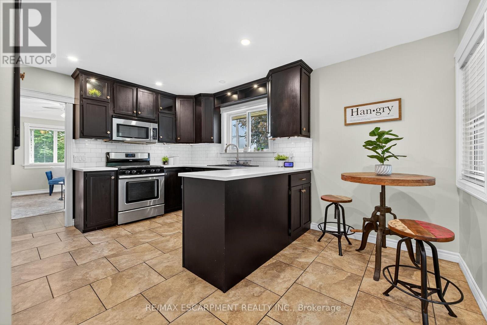 49 Erie Avenue N, Haldimand, ON - Indoor Photo Showing Kitchen With Upgraded Kitchen
