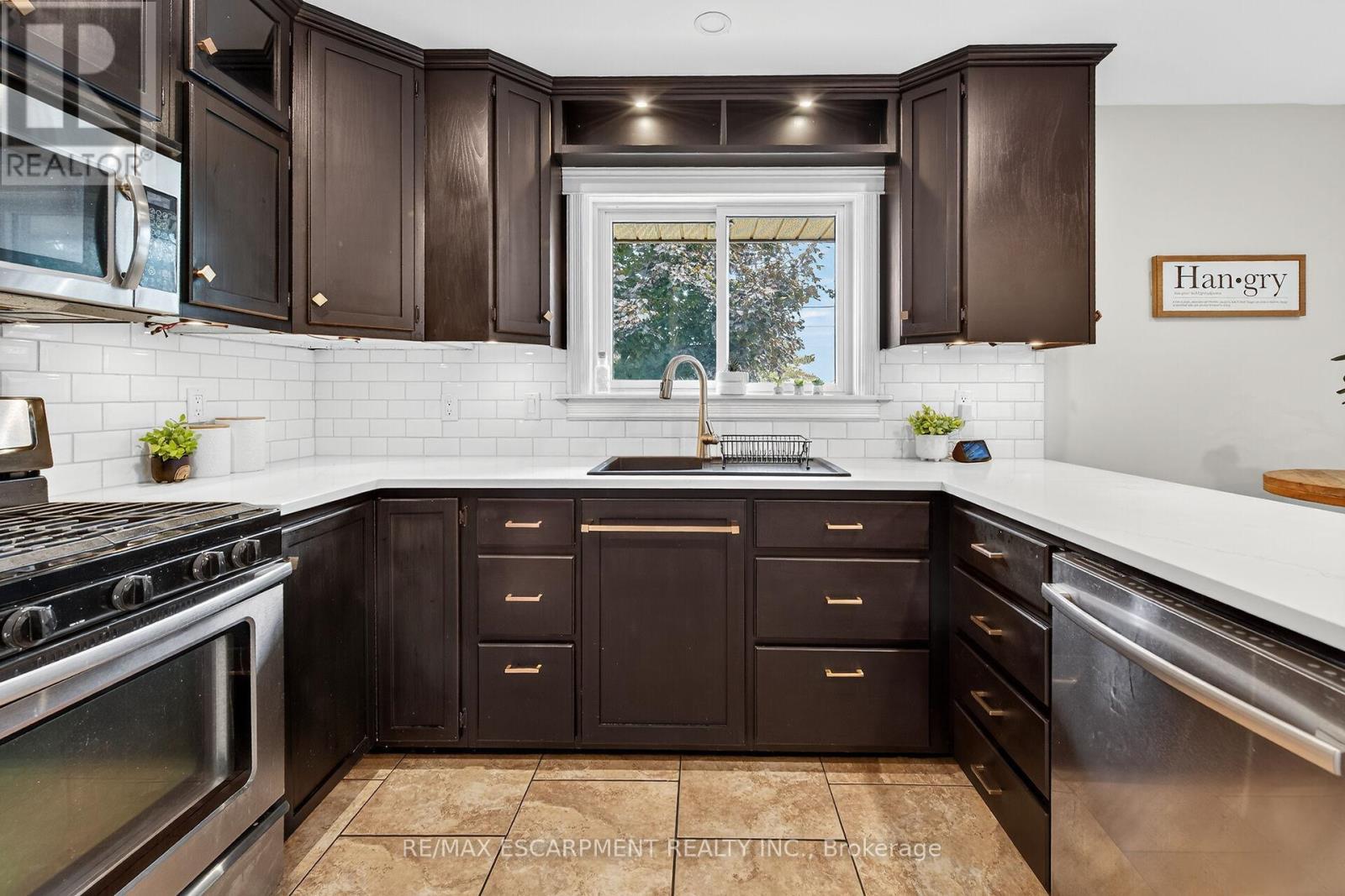 49 Erie Avenue N, Haldimand, ON - Indoor Photo Showing Kitchen With Upgraded Kitchen