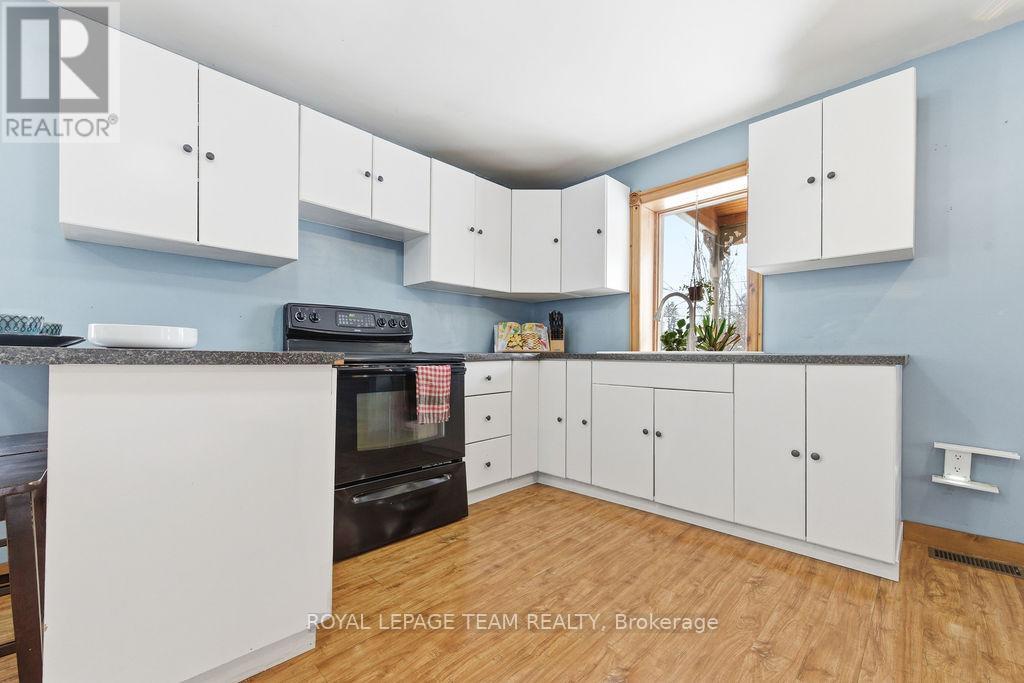 Window faces road. - 160 Burnstown Road, Mcnab/Braeside, ON - Indoor Photo Showing Kitchen