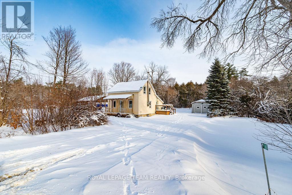 Set on 0.5 acre - 160 Burnstown Road, Mcnab/Braeside, ON - Outdoor