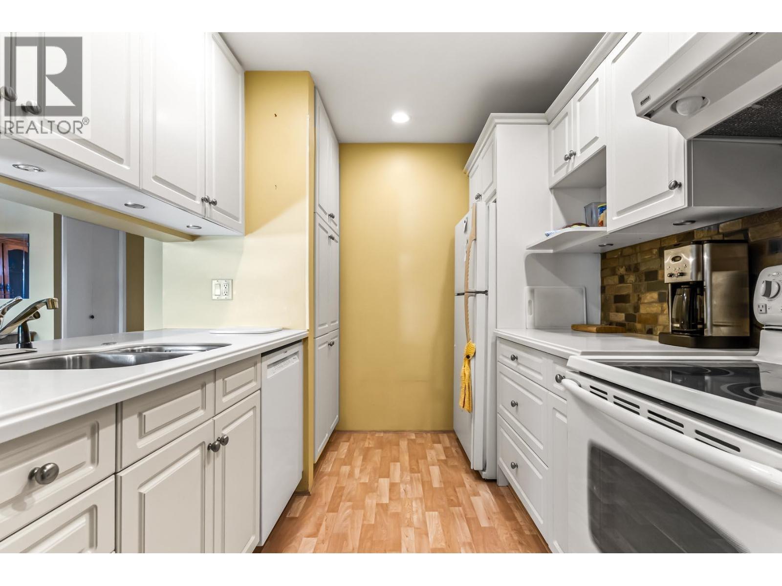 210 5 K De K Court, New Westminster, BC - Indoor Photo Showing Kitchen