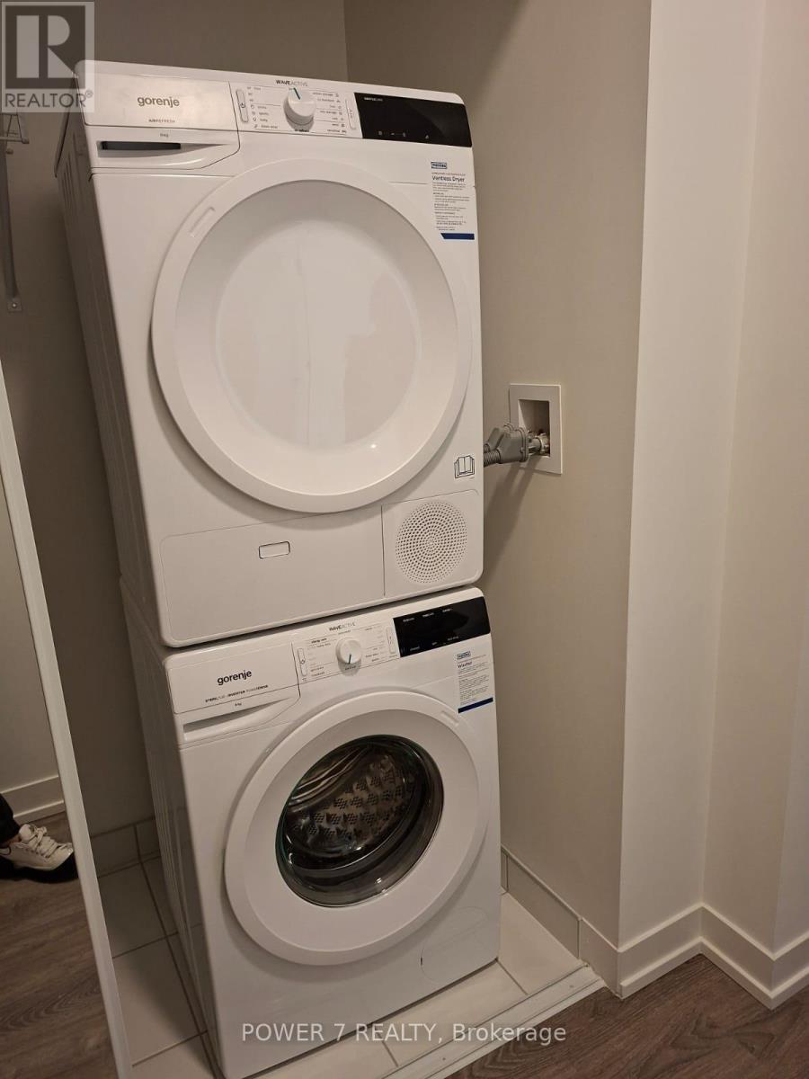 4012 - 8 Interchange Way, Vaughan, ON - Indoor Photo Showing Laundry Room