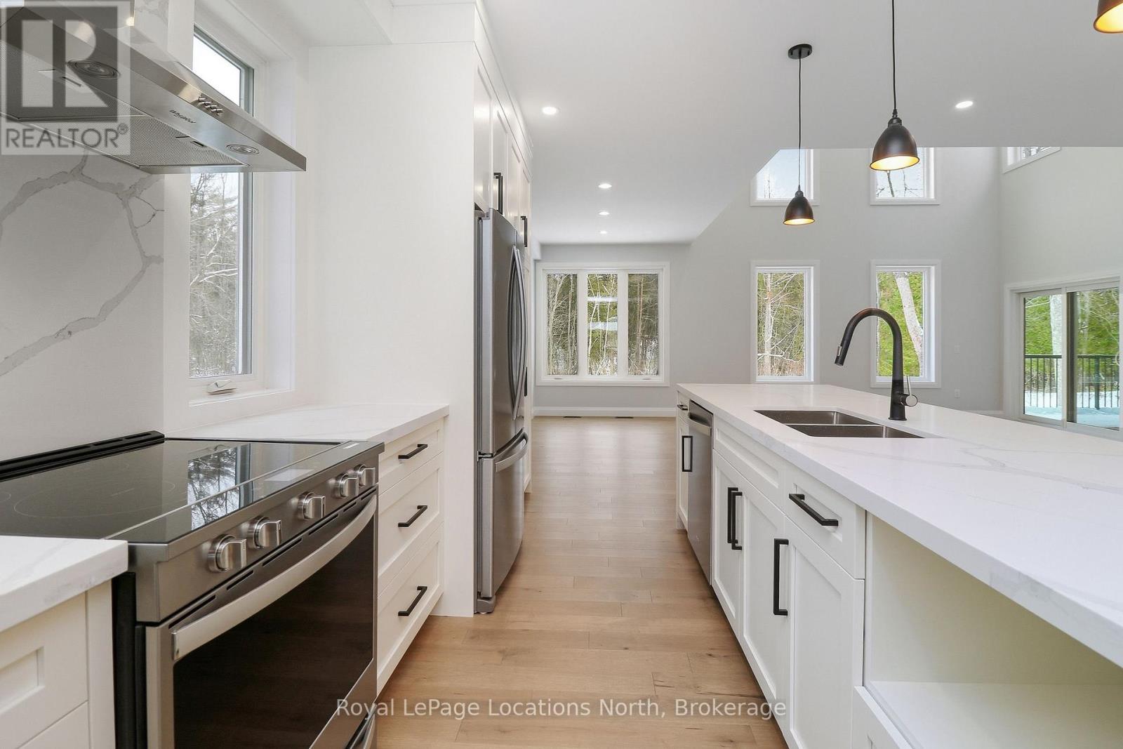 118 Valerie Crescent, Wasaga Beach, ON - Indoor Photo Showing Kitchen With Double Sink With Upgraded Kitchen