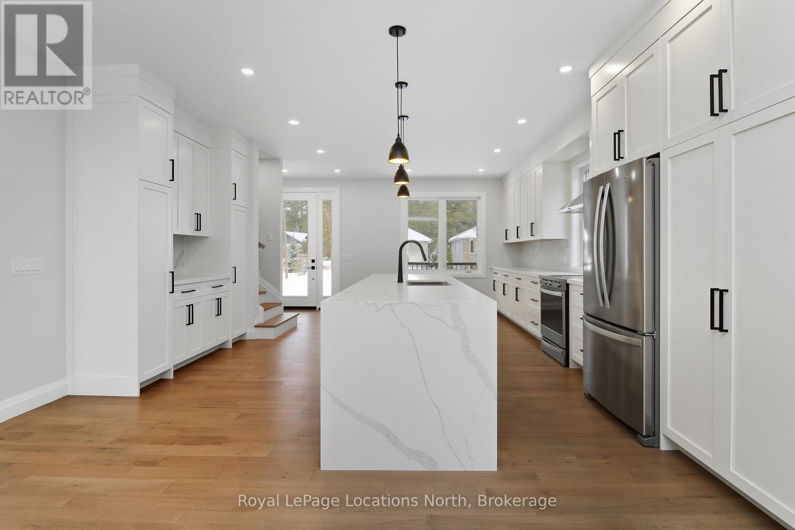 118 Valerie Crescent, Wasaga Beach, ON - Indoor Photo Showing Kitchen With Stainless Steel Kitchen With Upgraded Kitchen