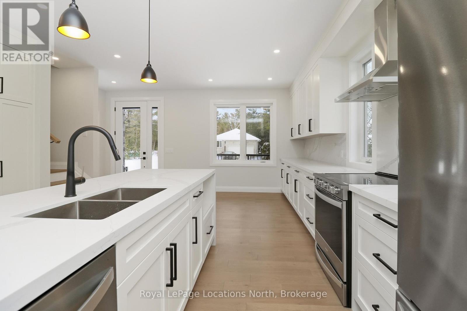 118 Valerie Crescent, Wasaga Beach, ON - Indoor Photo Showing Kitchen With Stainless Steel Kitchen With Double Sink With Upgraded Kitchen