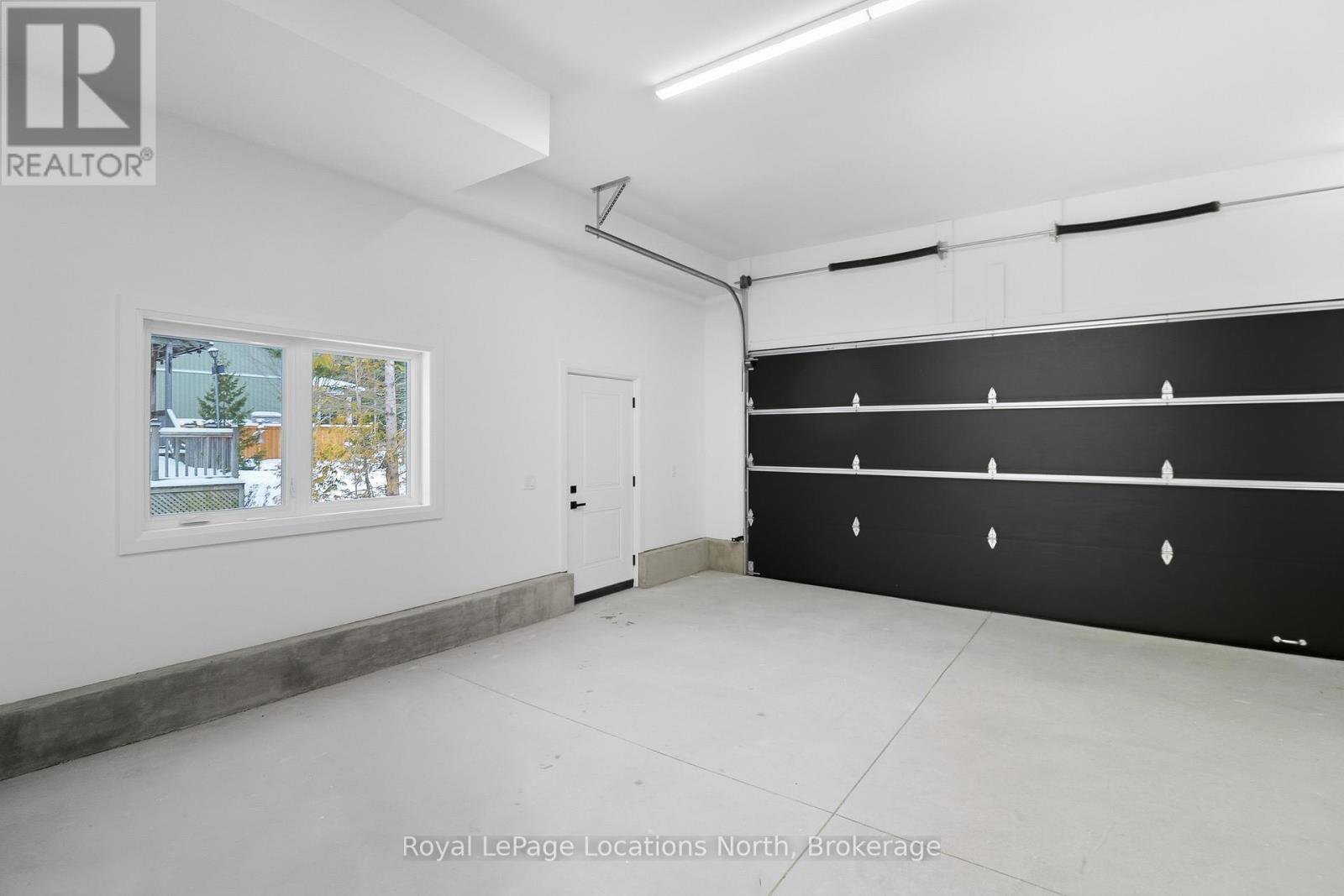 118 Valerie Crescent, Wasaga Beach, ON - Indoor Photo Showing Garage
