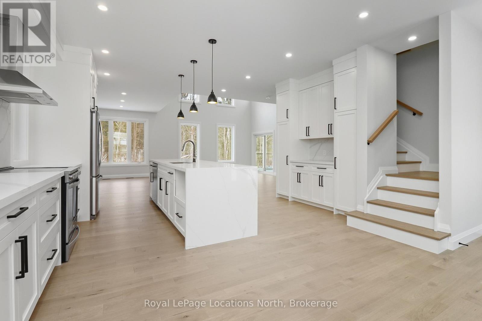 118 Valerie Crescent, Wasaga Beach, ON - Indoor Photo Showing Kitchen With Upgraded Kitchen