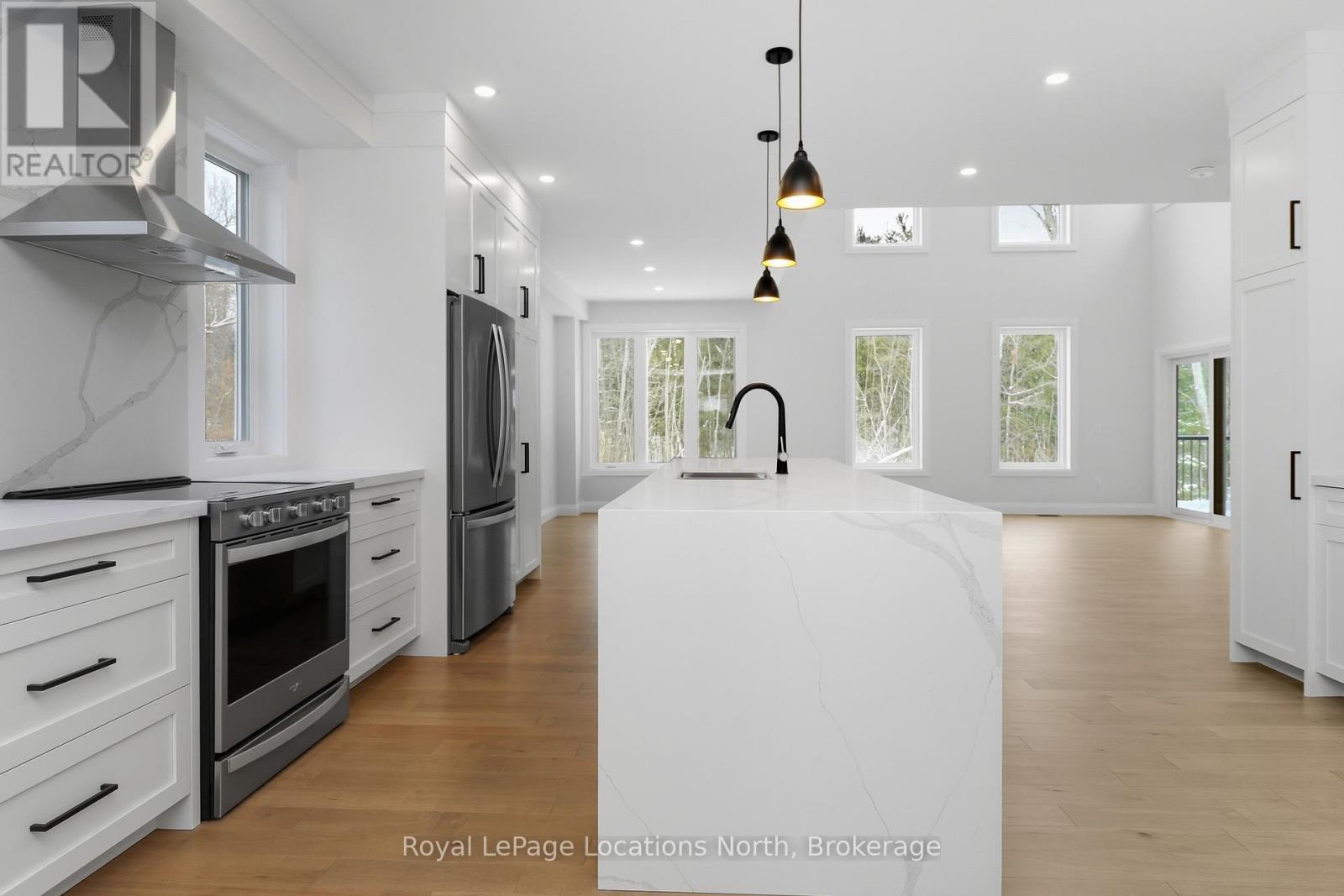 118 Valerie Crescent, Wasaga Beach, ON - Indoor Photo Showing Kitchen With Upgraded Kitchen