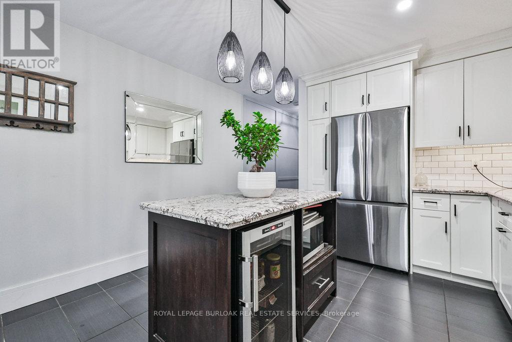 4429 Vallence Drive, Burlington, ON - Indoor Photo Showing Kitchen With Stainless Steel Kitchen With Upgraded Kitchen