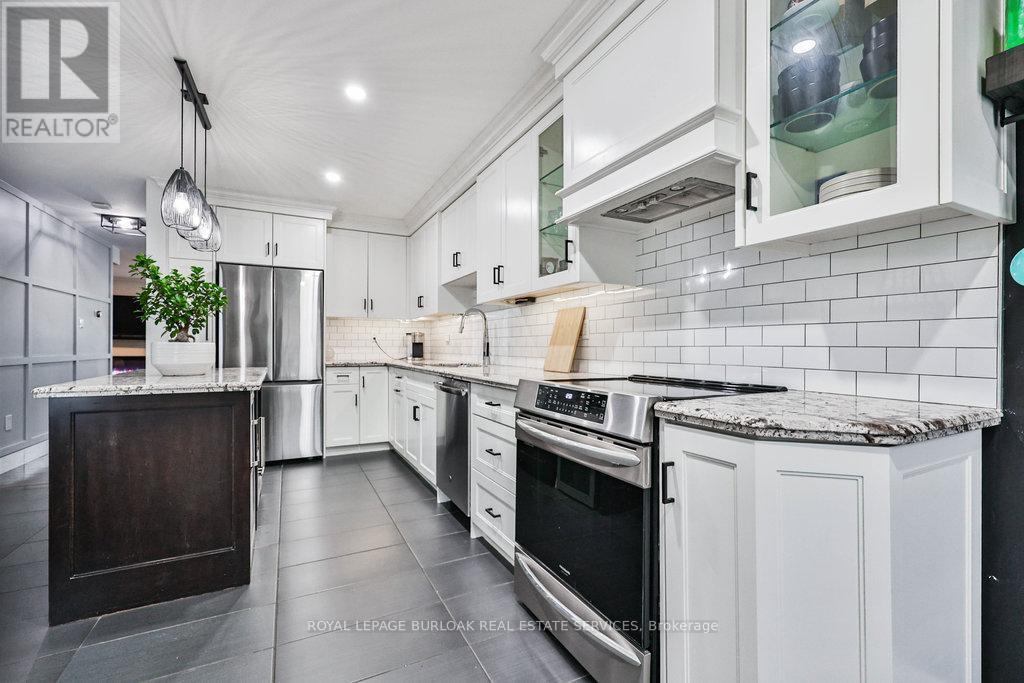 4429 Vallence Drive, Burlington, ON - Indoor Photo Showing Kitchen With Stainless Steel Kitchen With Upgraded Kitchen