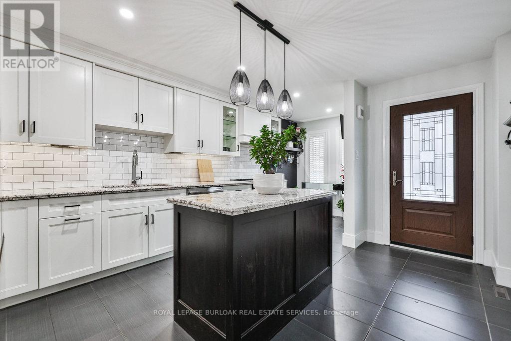 4429 Vallence Drive, Burlington, ON - Indoor Photo Showing Kitchen With Upgraded Kitchen