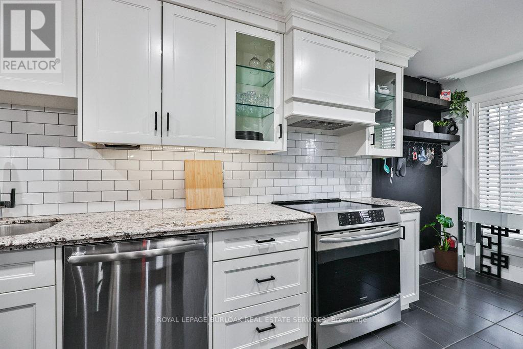 4429 Vallence Drive, Burlington, ON - Indoor Photo Showing Kitchen With Upgraded Kitchen