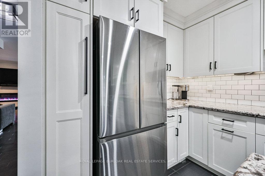4429 Vallence Drive, Burlington, ON - Indoor Photo Showing Kitchen With Upgraded Kitchen