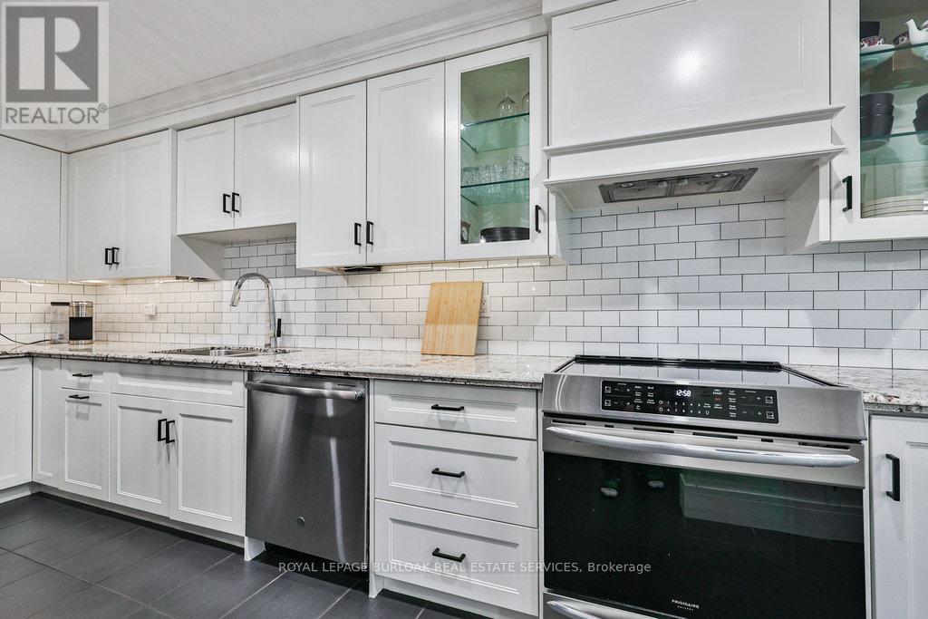 4429 Vallence Drive, Burlington, ON - Indoor Photo Showing Kitchen With Upgraded Kitchen