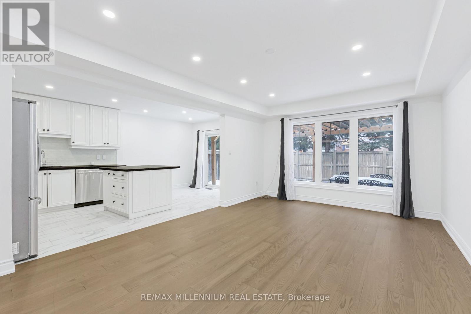 5 Haverty Trail, Brampton, ON - Indoor Photo Showing Kitchen With Upgraded Kitchen