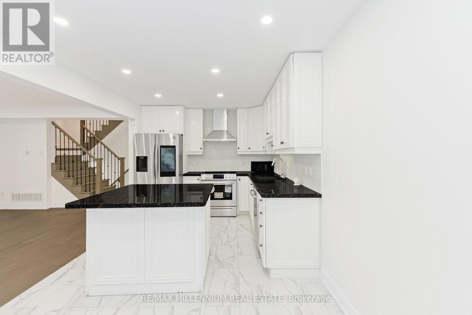5 Haverty Trail, Brampton, ON - Indoor Photo Showing Kitchen With Upgraded Kitchen