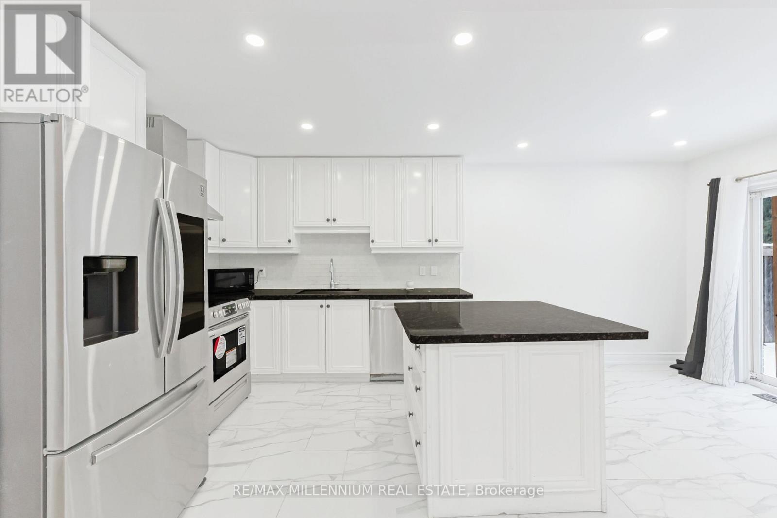 5 Haverty Trail, Brampton, ON - Indoor Photo Showing Kitchen With Upgraded Kitchen