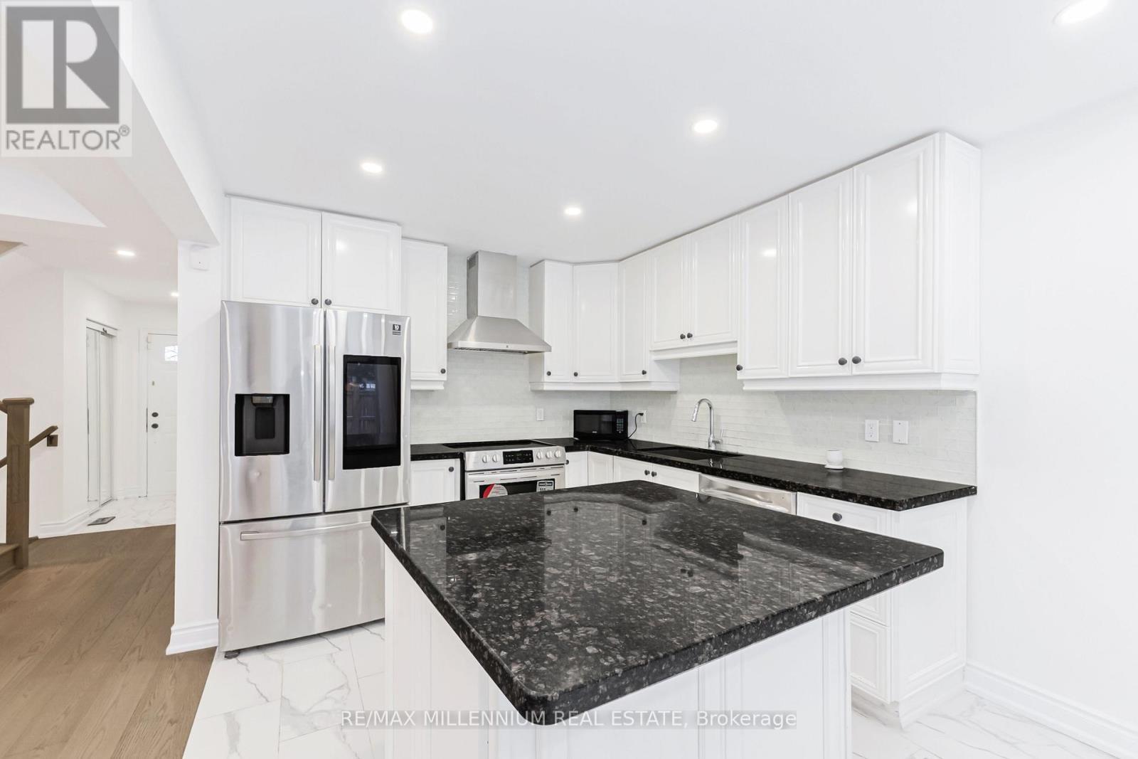 5 Haverty Trail, Brampton, ON - Indoor Photo Showing Kitchen With Upgraded Kitchen