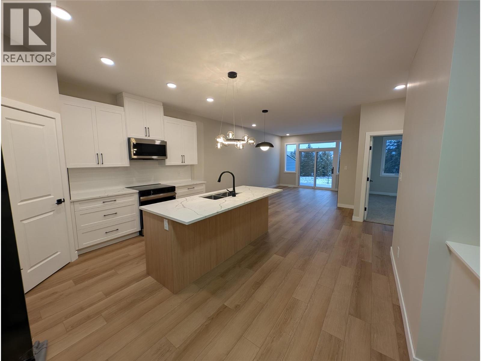 7114 Morgan Lane, Radium Hot Springs, BC - Indoor Photo Showing Kitchen