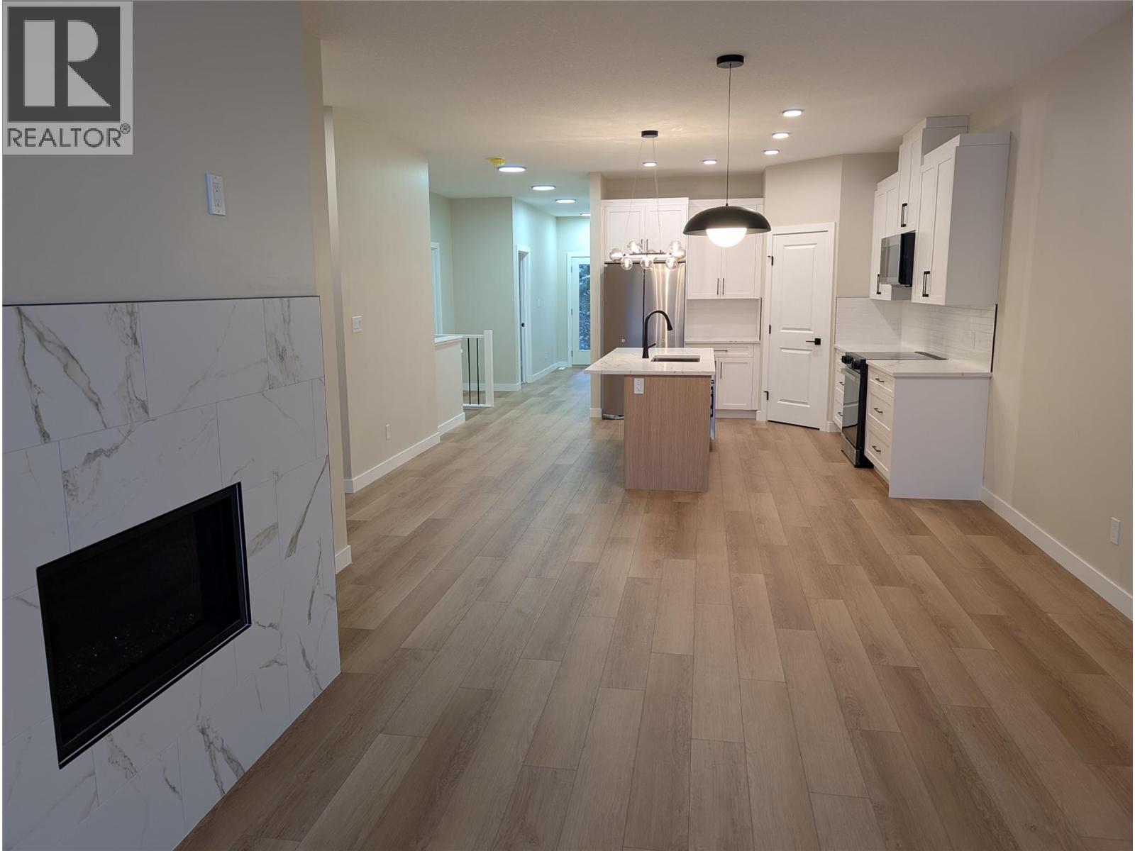 7114 Morgan Lane, Radium Hot Springs, BC - Indoor With Fireplace