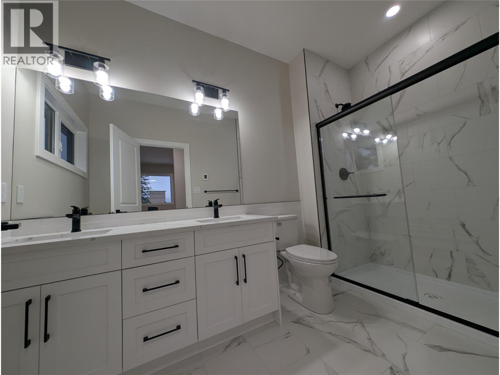 7114 Morgan Lane, Radium Hot Springs, BC - Indoor Photo Showing Bathroom