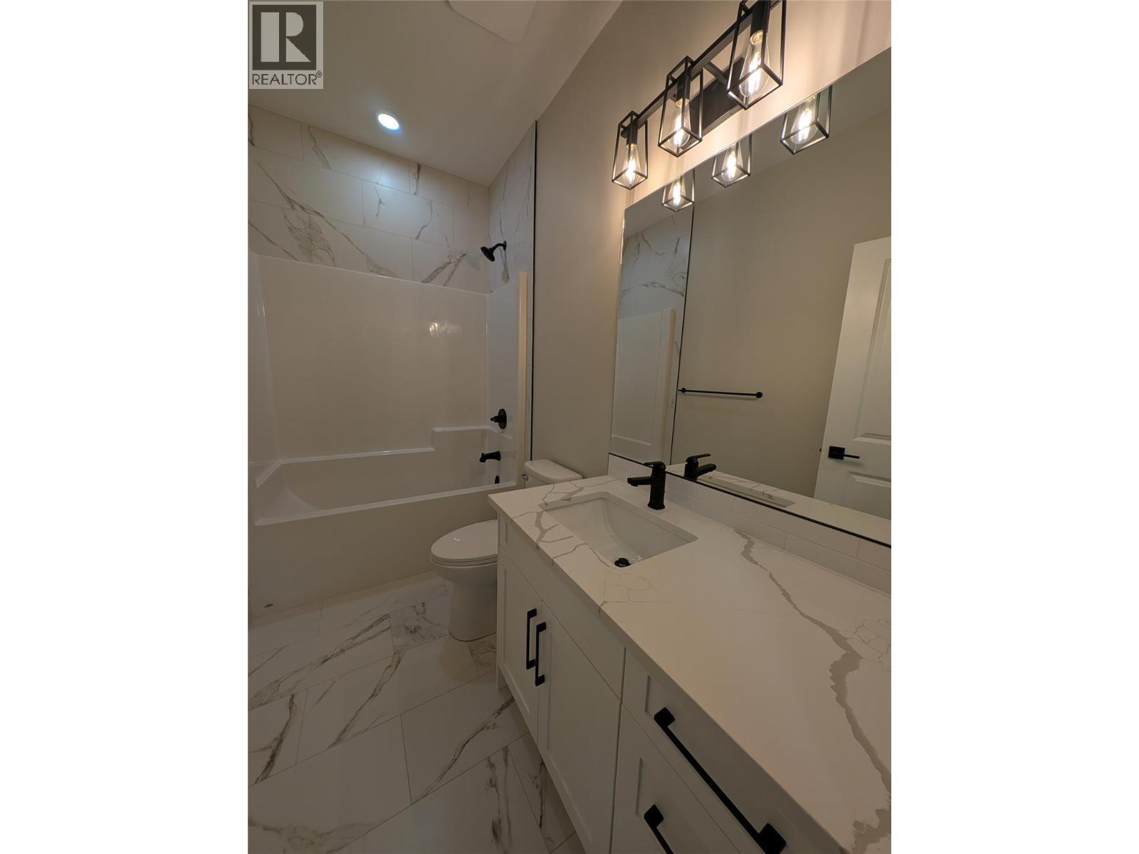 7114 Morgan Lane, Radium Hot Springs, BC - Indoor Photo Showing Bathroom