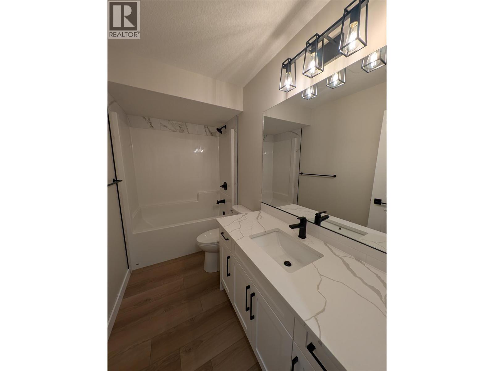 7114 Morgan Lane, Radium Hot Springs, BC - Indoor Photo Showing Bathroom