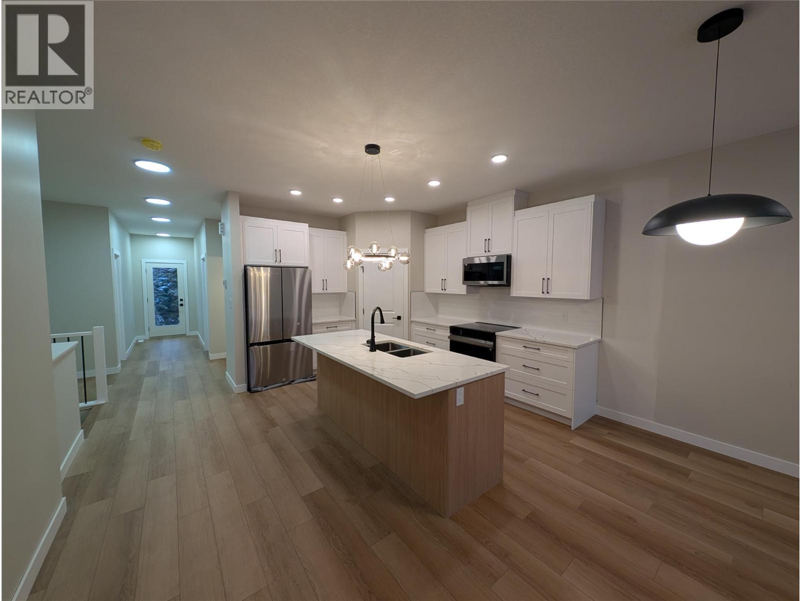 7114 Morgan Lane, Radium Hot Springs, BC - Indoor Photo Showing Kitchen With Stainless Steel Kitchen With Double Sink