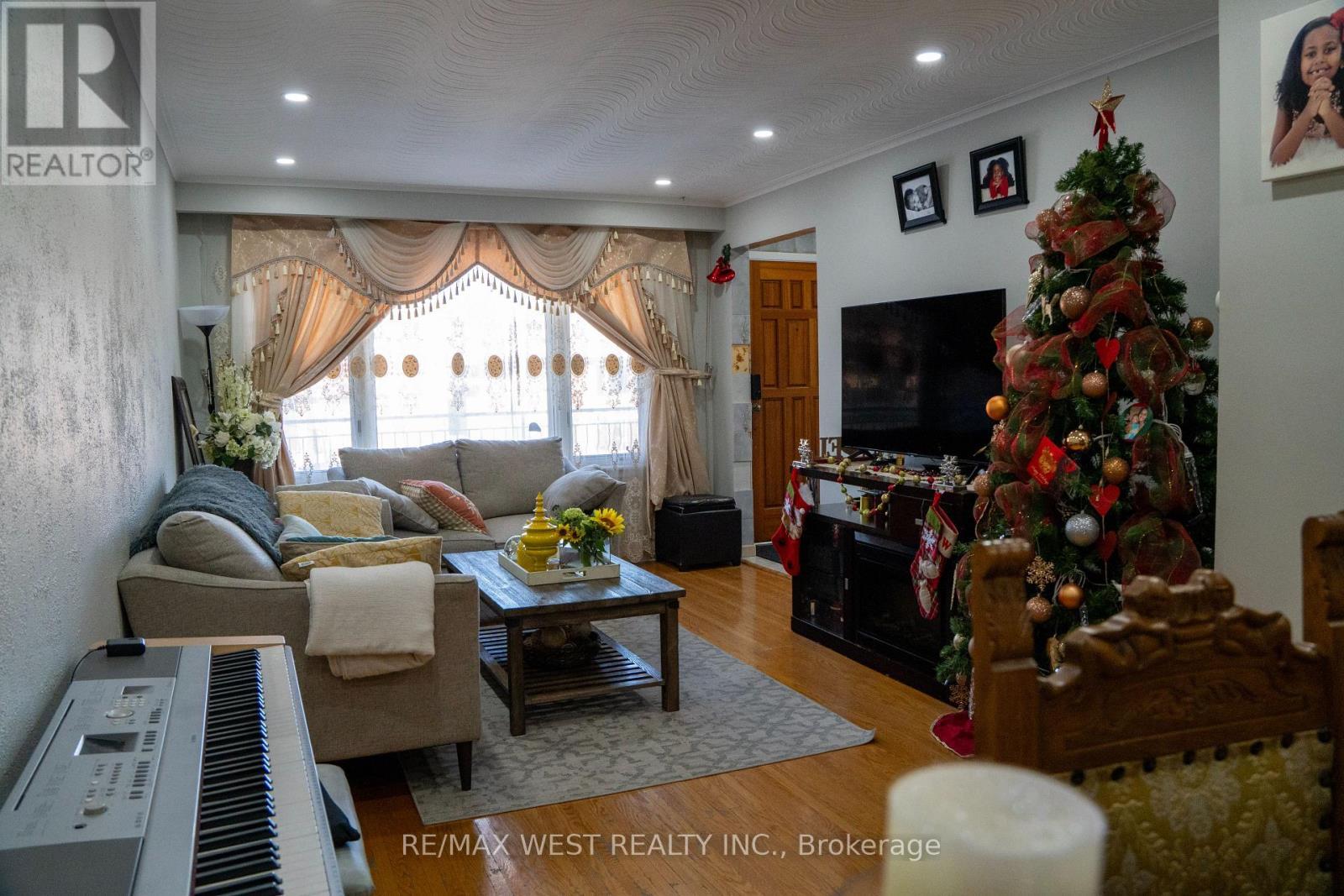3 Lakeland Drive, Toronto, ON - Indoor Photo Showing Living Room