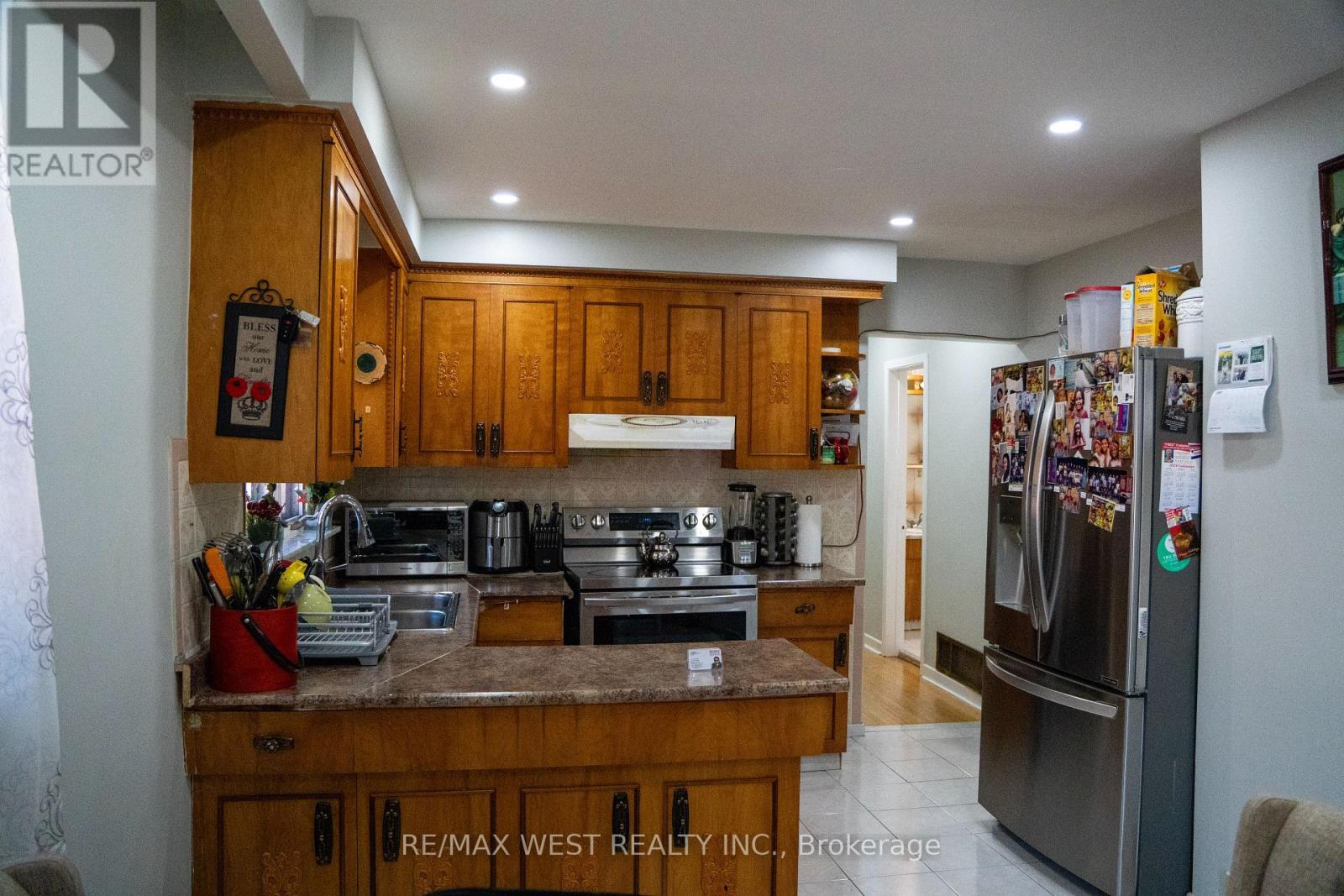 3 Lakeland Drive, Toronto, ON - Indoor Photo Showing Kitchen