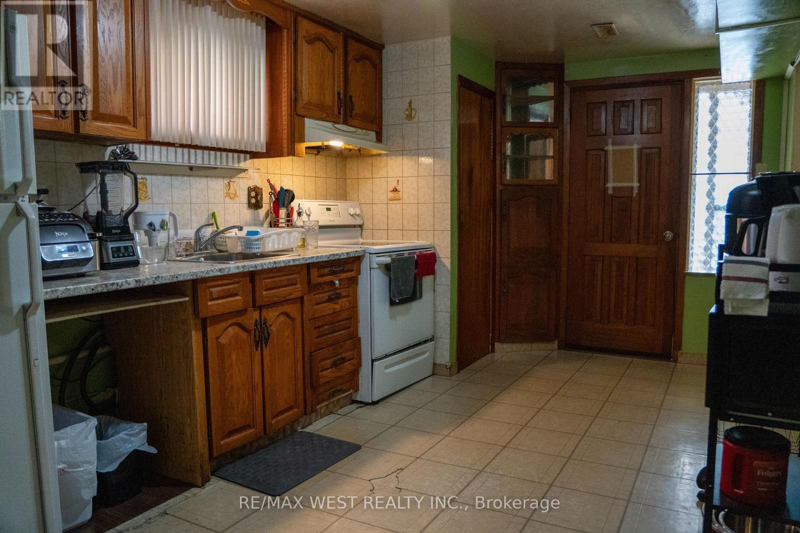 3 Lakeland Drive, Toronto, ON - Indoor Photo Showing Kitchen