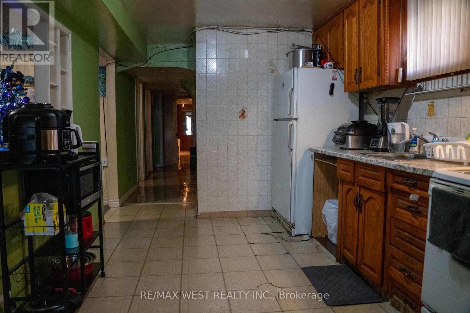 3 Lakeland Drive, Toronto, ON - Indoor Photo Showing Kitchen