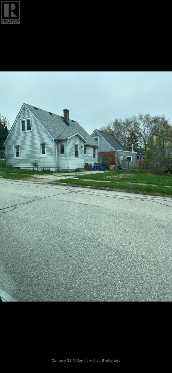 Driveway entry at the rear - 701 5Th Street E, Owen Sound, ON - Outdoor