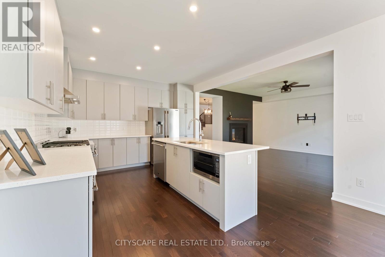 617 Kenabeek Terrace, Ottawa, ON - Indoor Photo Showing Kitchen