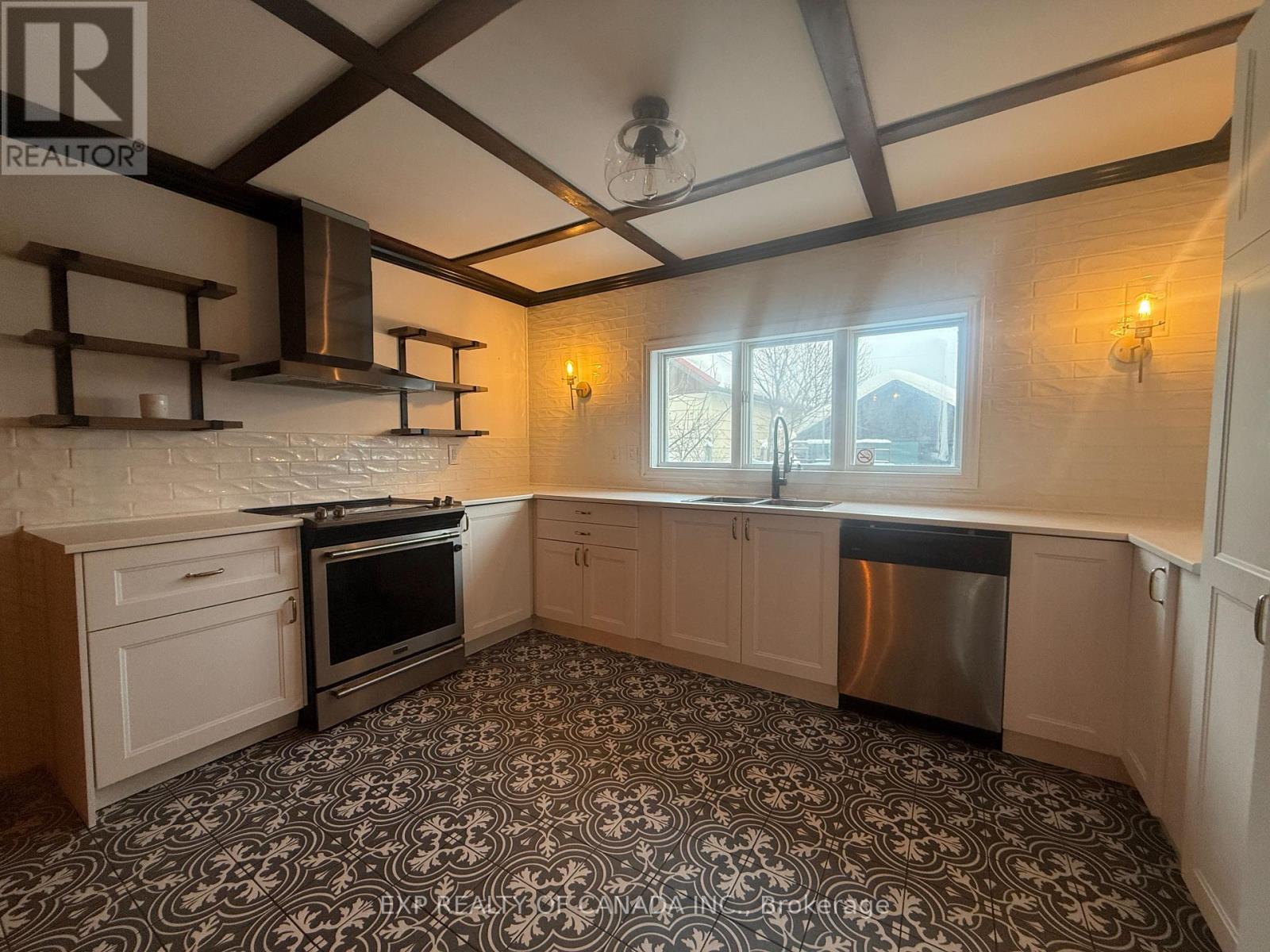 348 Maple Street S, Timmins (Ts - Se), ON - Indoor Photo Showing Kitchen