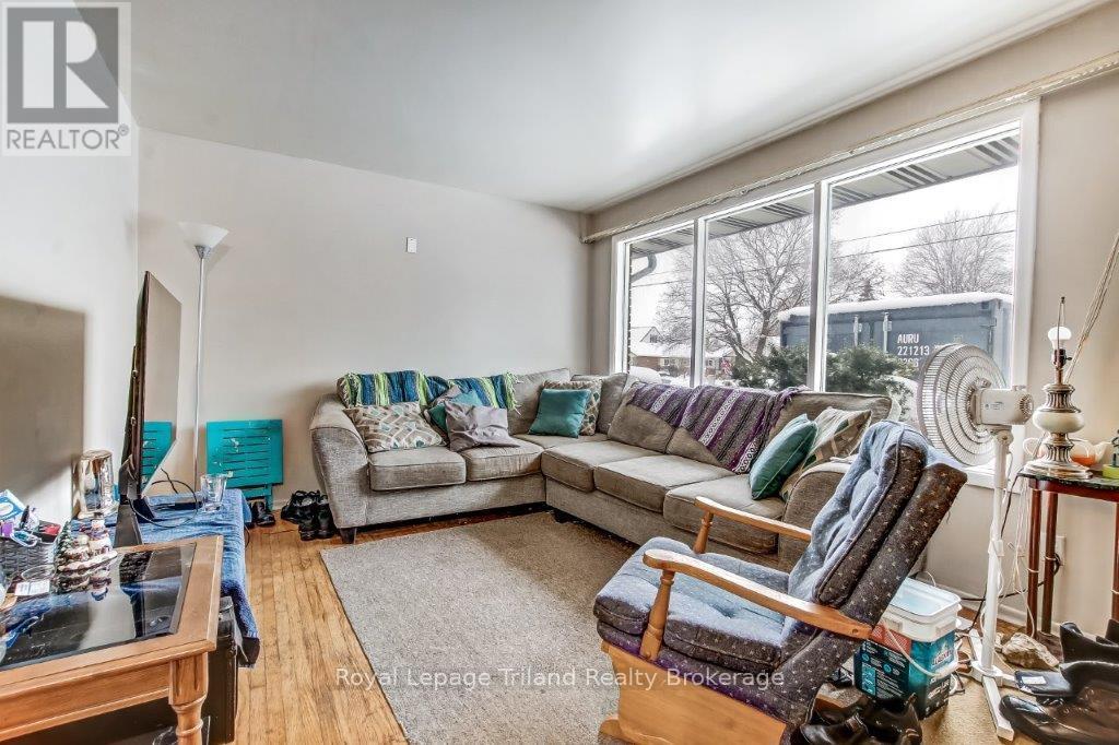 772 Devonshire Avenue E, Woodstock (Woodstock - North), ON - Indoor Photo Showing Living Room