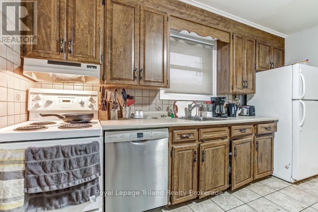 772 Devonshire Avenue E, Woodstock (Woodstock - North), ON - Indoor Photo Showing Kitchen