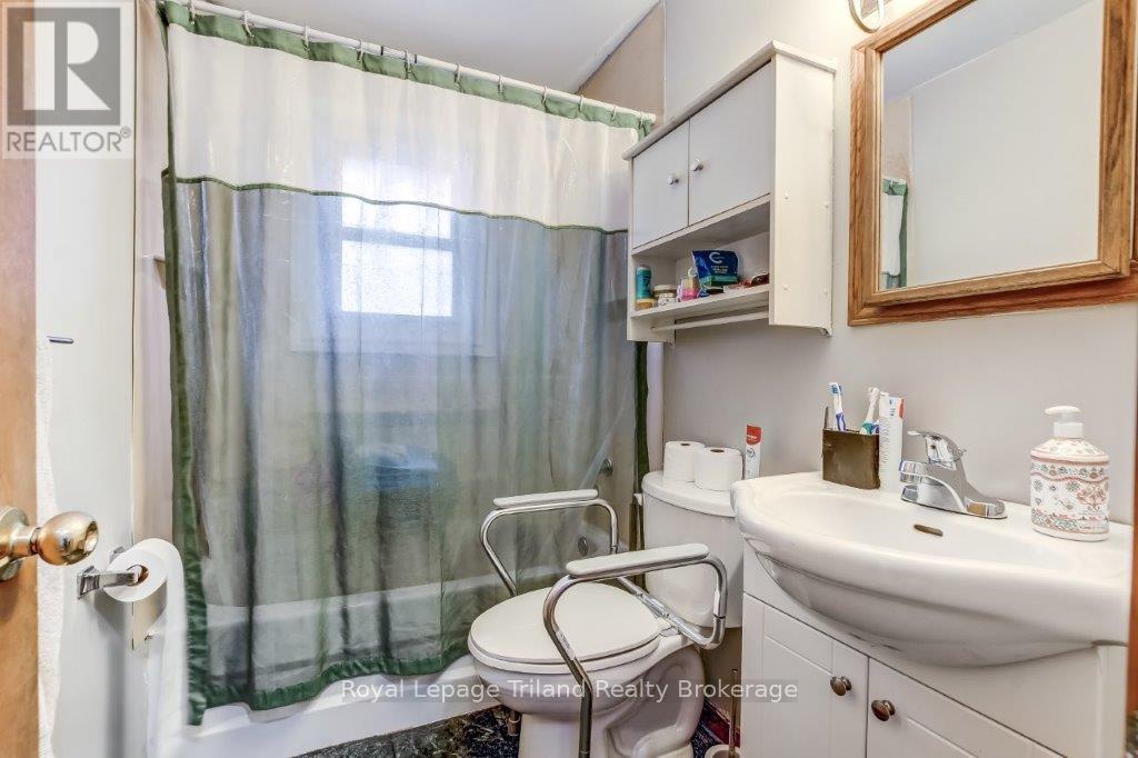 772 Devonshire Avenue E, Woodstock (Woodstock - North), ON - Indoor Photo Showing Bathroom