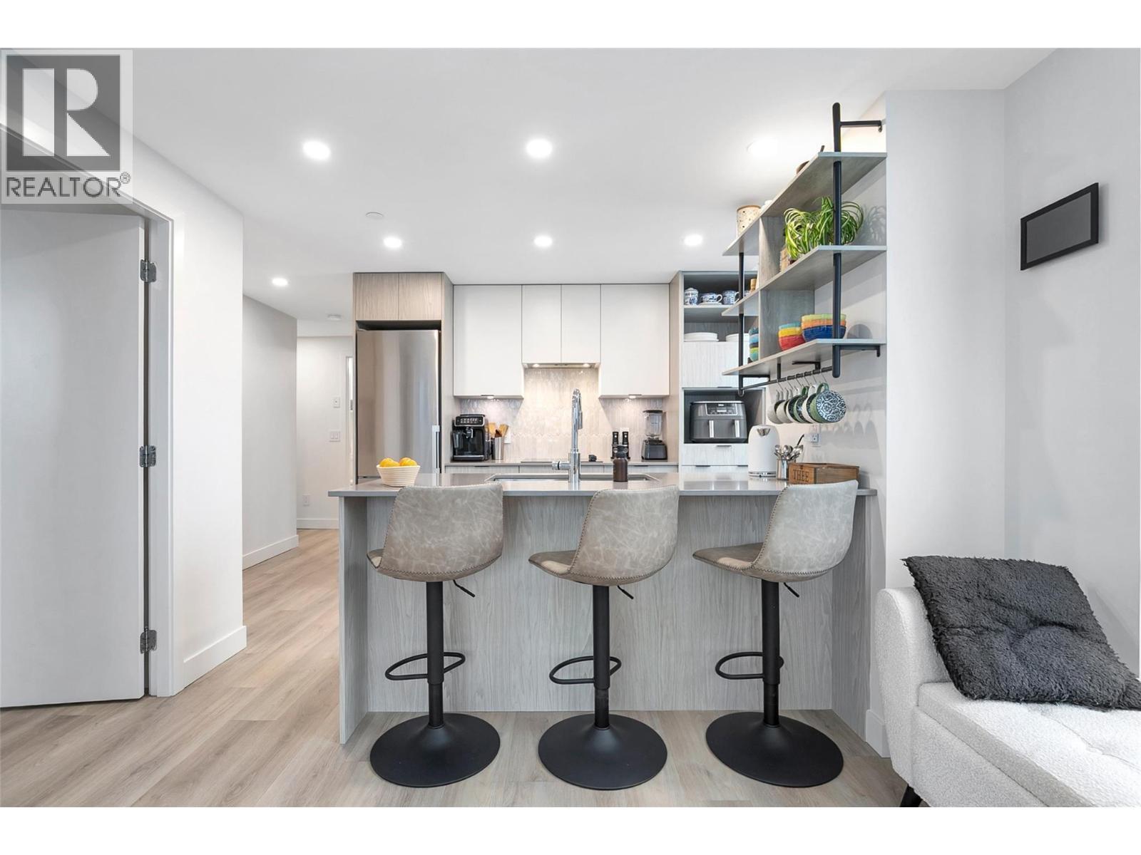 1488 Bertram Street Unit# 905, Kelowna, BC - Indoor Photo Showing Kitchen With Upgraded Kitchen