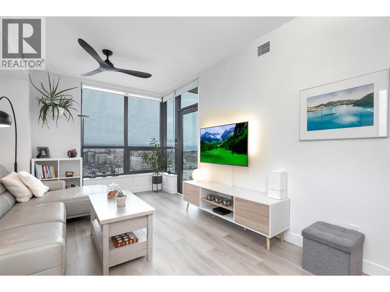 1488 Bertram Street Unit# 905, Kelowna, BC - Indoor Photo Showing Living Room