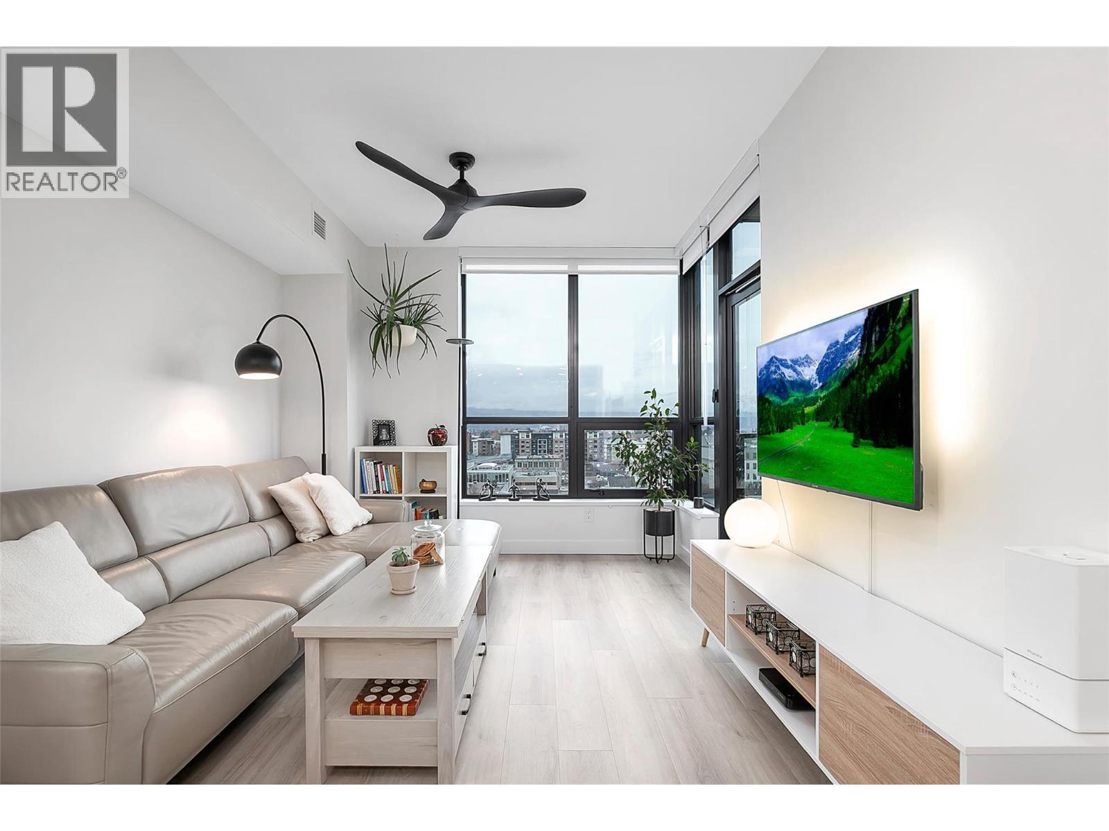 1488 Bertram Street Unit# 905, Kelowna, BC - Indoor Photo Showing Living Room