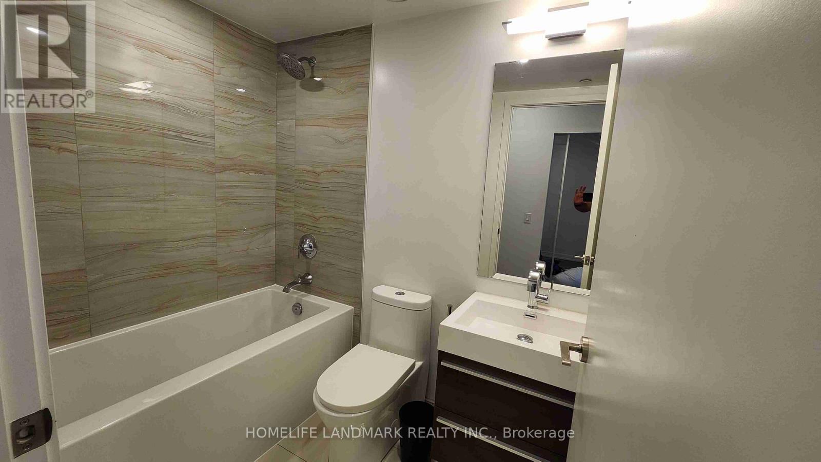 2410 - 39 Roehampton Avenue W, Toronto, ON - Indoor Photo Showing Bathroom