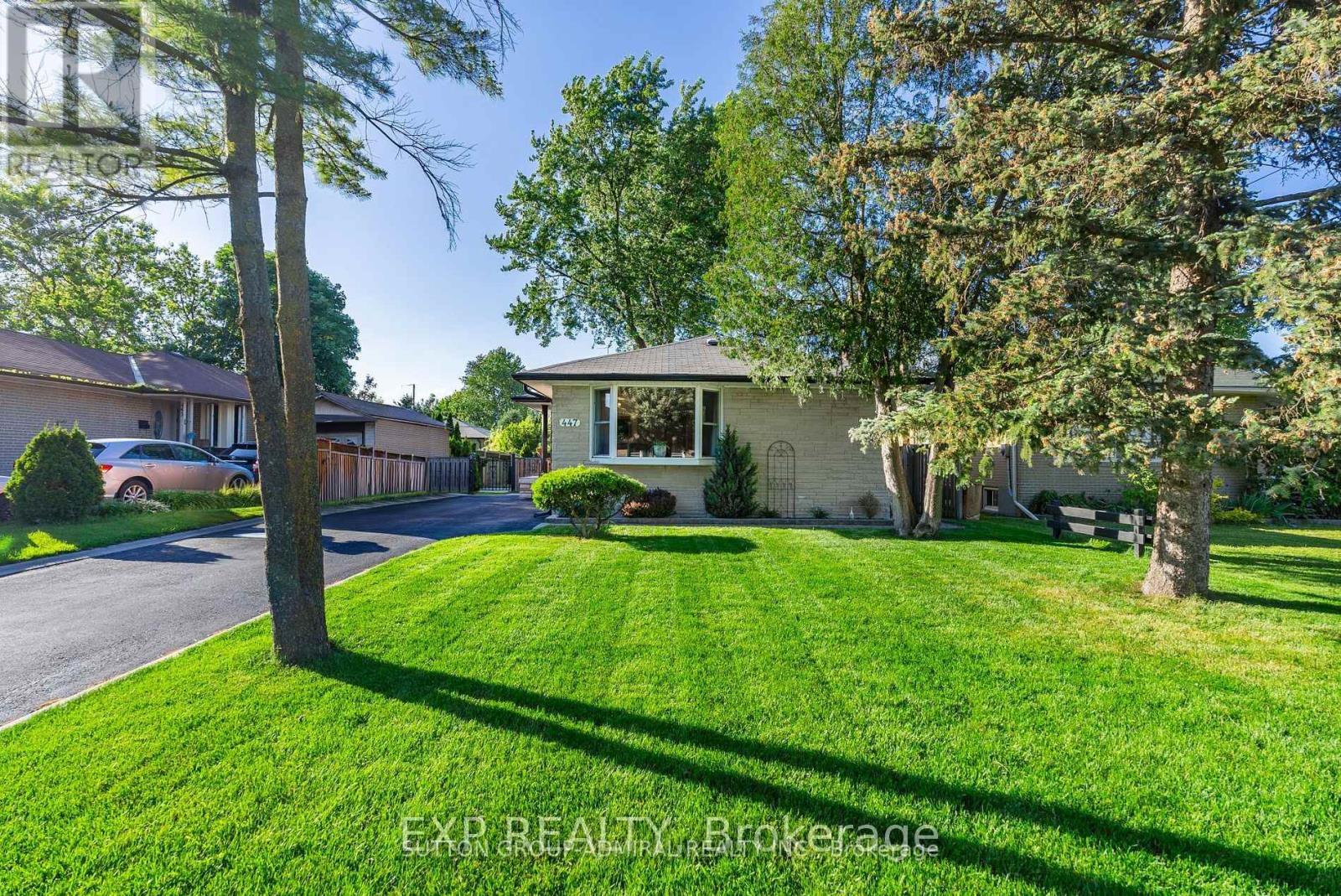 447 Taylor Mills Drive, Richmond Hill, ON - Outdoor