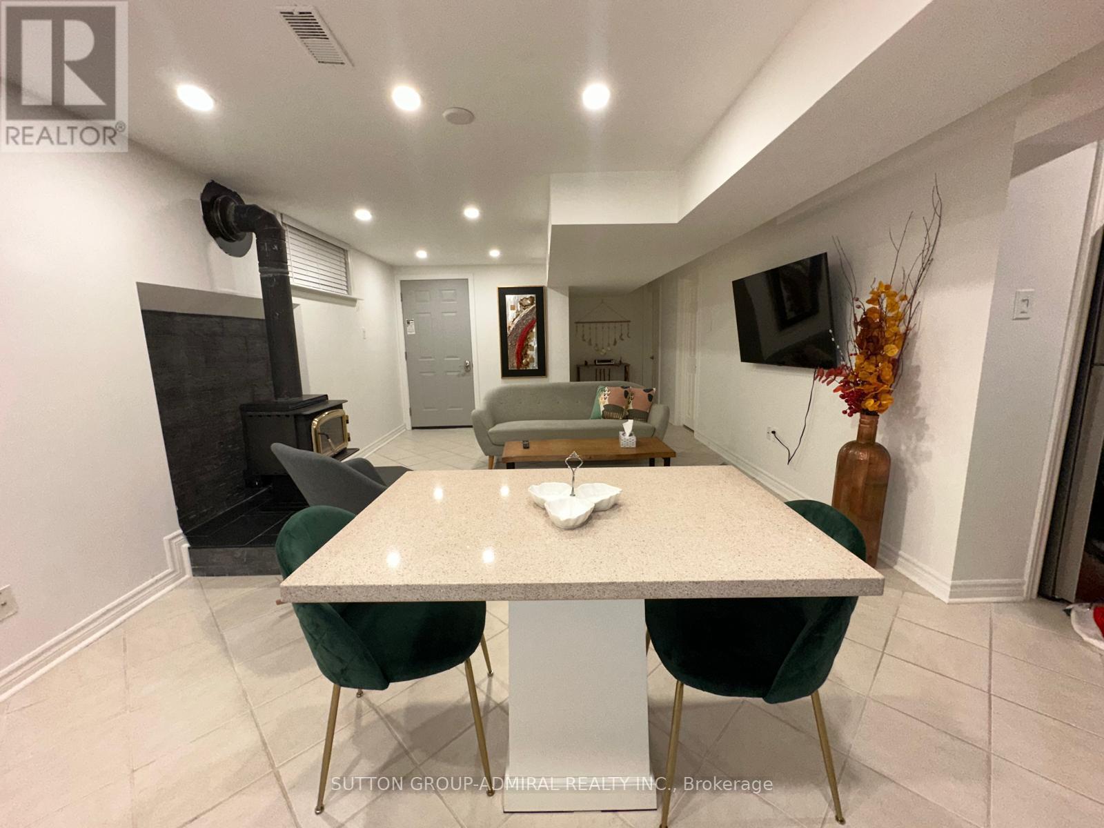 447 Taylor Mills Drive, Richmond Hill, ON - Indoor Photo Showing Kitchen