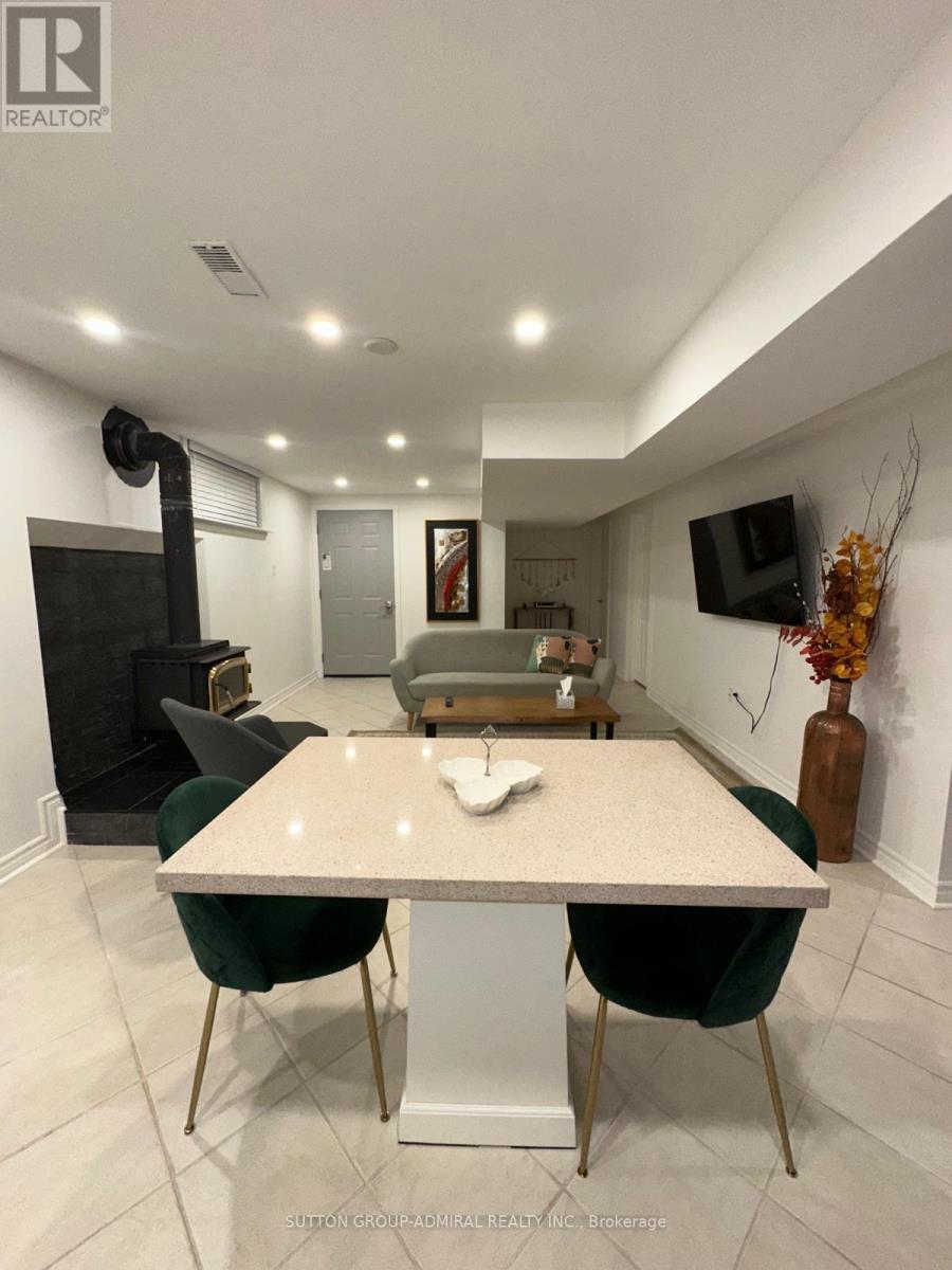 447 Taylor Mills Drive, Richmond Hill, ON - Indoor Photo Showing Other Room