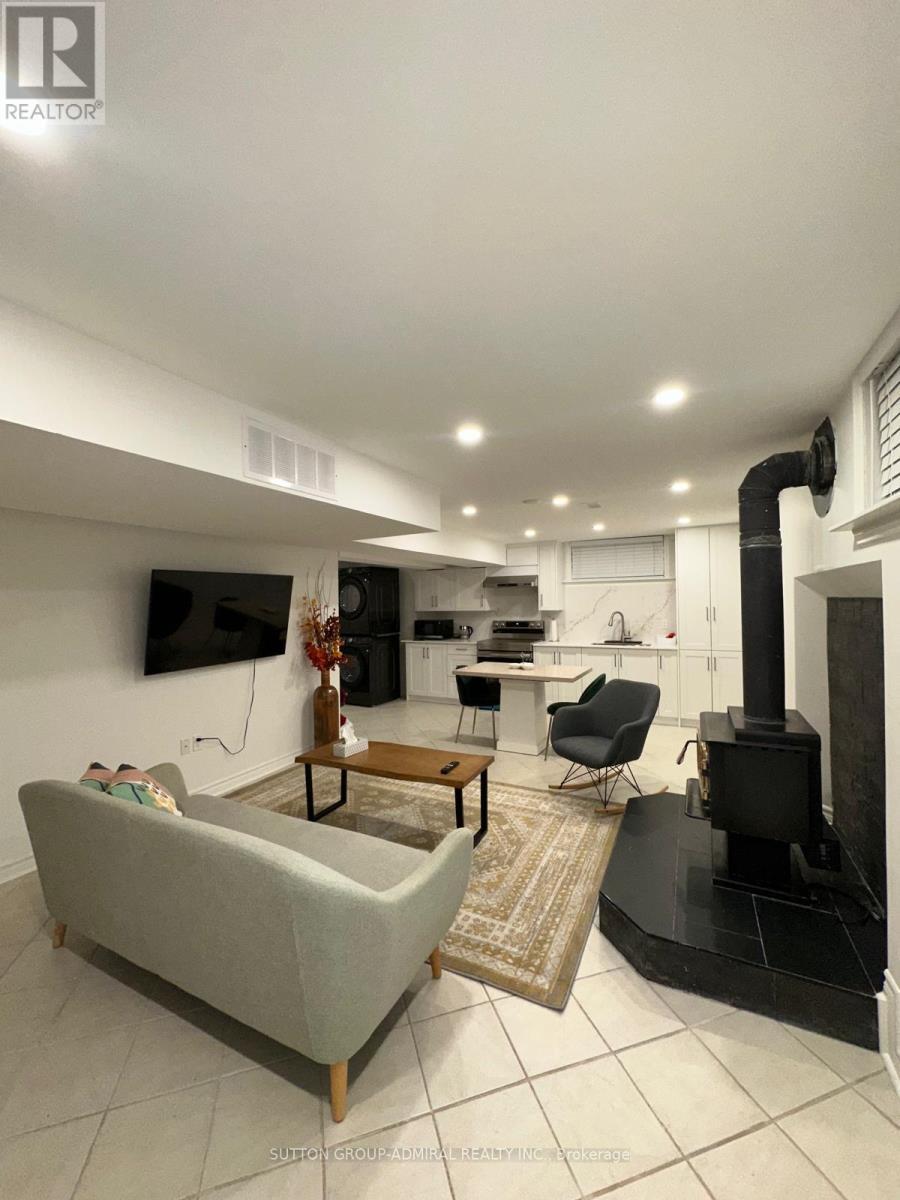 447 Taylor Mills Drive, Richmond Hill, ON - Indoor Photo Showing Other Room